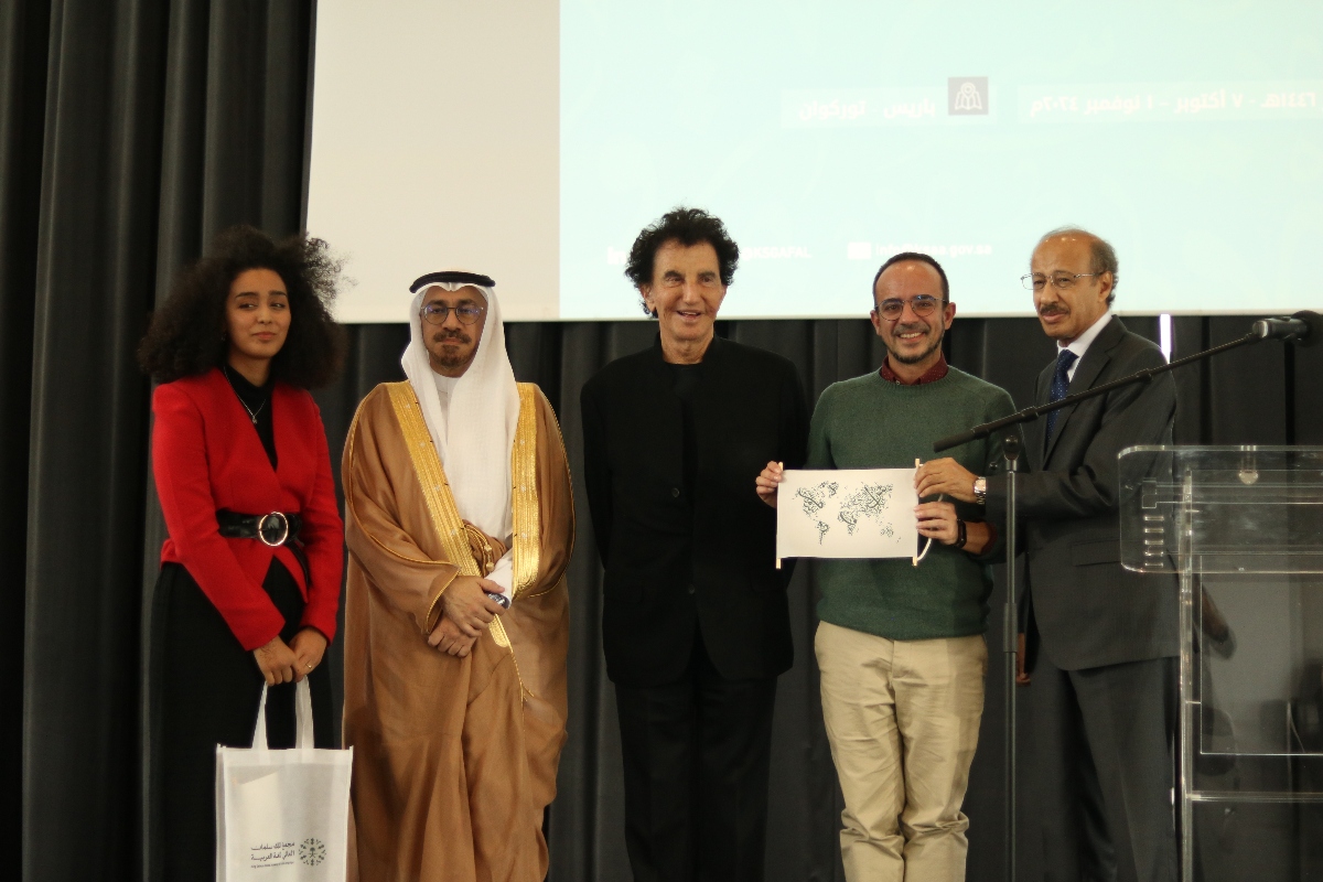The Arabic Language Month in France featured several linguistic competitions. The awards were presented by Fahad Al-Ruwaili, Saudi Ambassador to France, Jack Lang, Secretary-General of the Arab Institute in France, and Abdullah Al-Washmi, Secretary-General of King Salman Global Academy for Arabic Language (from the right: the first, the third and fourth respectively).