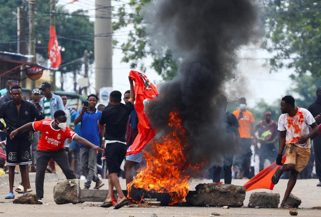 Protesters burn a Frelimo flag during a nationwide strike called by Mozambique presidential candidate Venancio Mondlane to protest the provisional results of an October 9 election, in Maputo on Oct. 21, 2024. (Reuters)