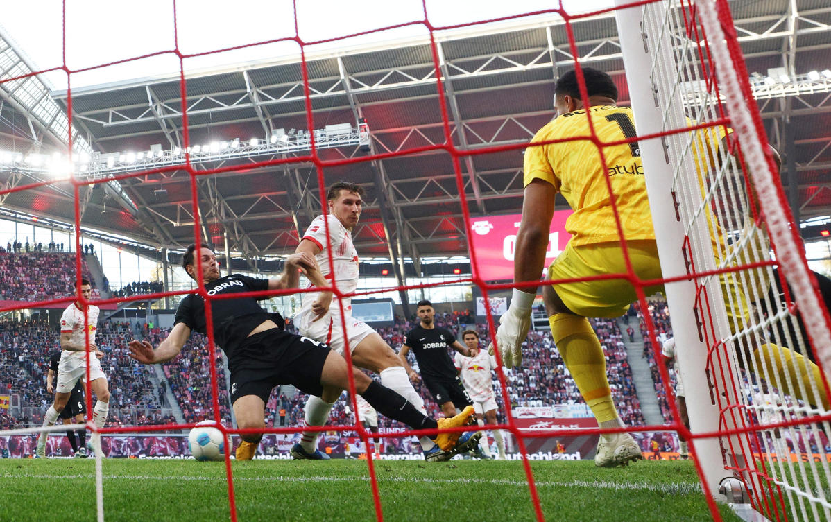 Leipzig beat Freiburg to go top, Dortmund lose away again