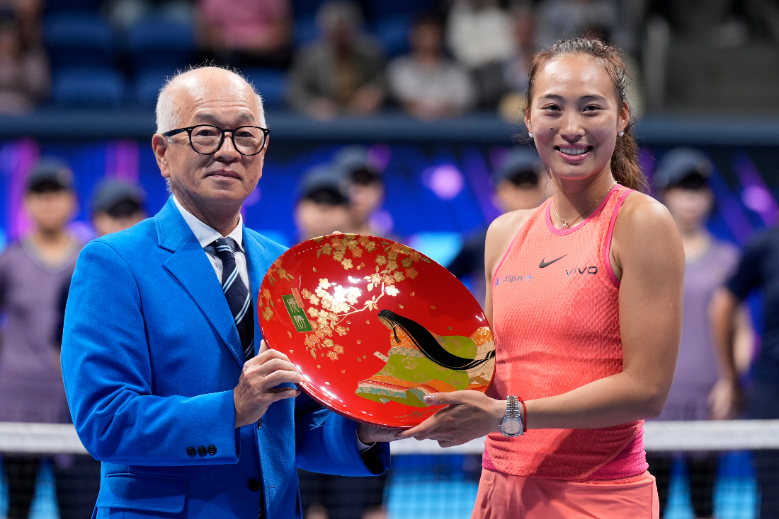 China's Zheng Qinwen receives the trophy after winning the Pan Pacific Open women's tennis tournament at Ariake Coliseum in Tokyo Sunday. (AP)