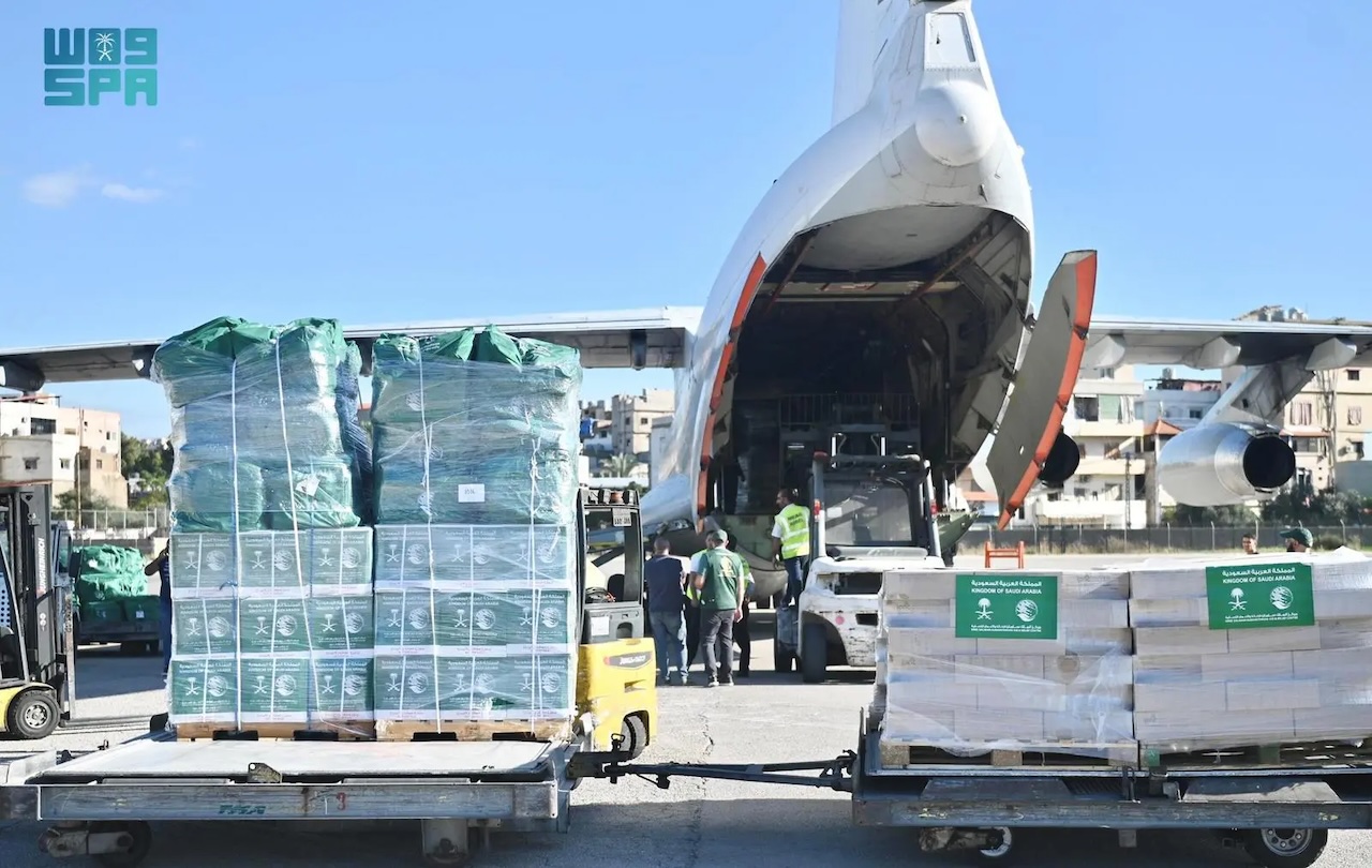 The plane carried essential relief supplies, including food, medical, and shelter materials, aimed at supporting those affected by the ongoing crises. (SPA)