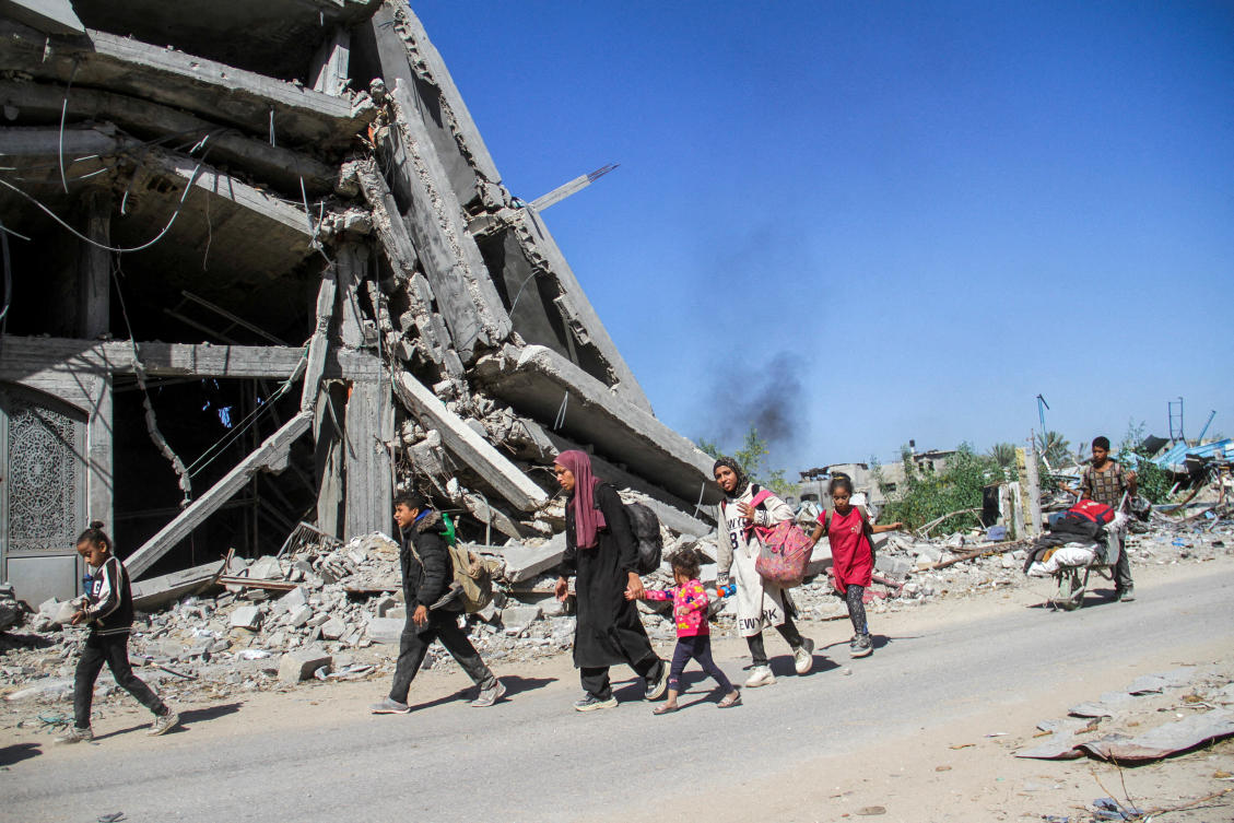Displaced Palestinians ordered by the Israeli military to evacuate the northern part of Gaza flee amid an Israeli military operation, in Jabalia in the northern Gaza Strip, Oct. 22, 2024. (Reuters)