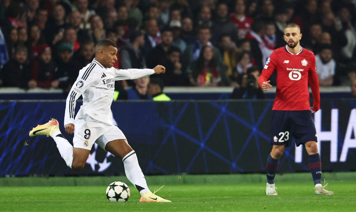 Real Madrid's French forward Kylian Mbappe (L) controls the ball next to Lille's Kosovo forward Edon Zhegrova during the UEFA Champions League football match between Lille LOSC and Real Madrid at the Pierre Mauroy Stadium in Villeneuve-d'Ascq, northern France, on October 2, 2024. (AFP)