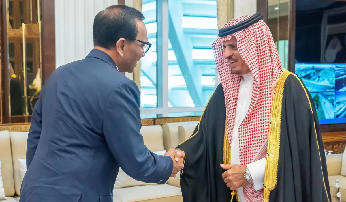 Nasser Al-Dawood receives Omar Lebbe Ameer Ajwad in Riyadh. (Supplied)