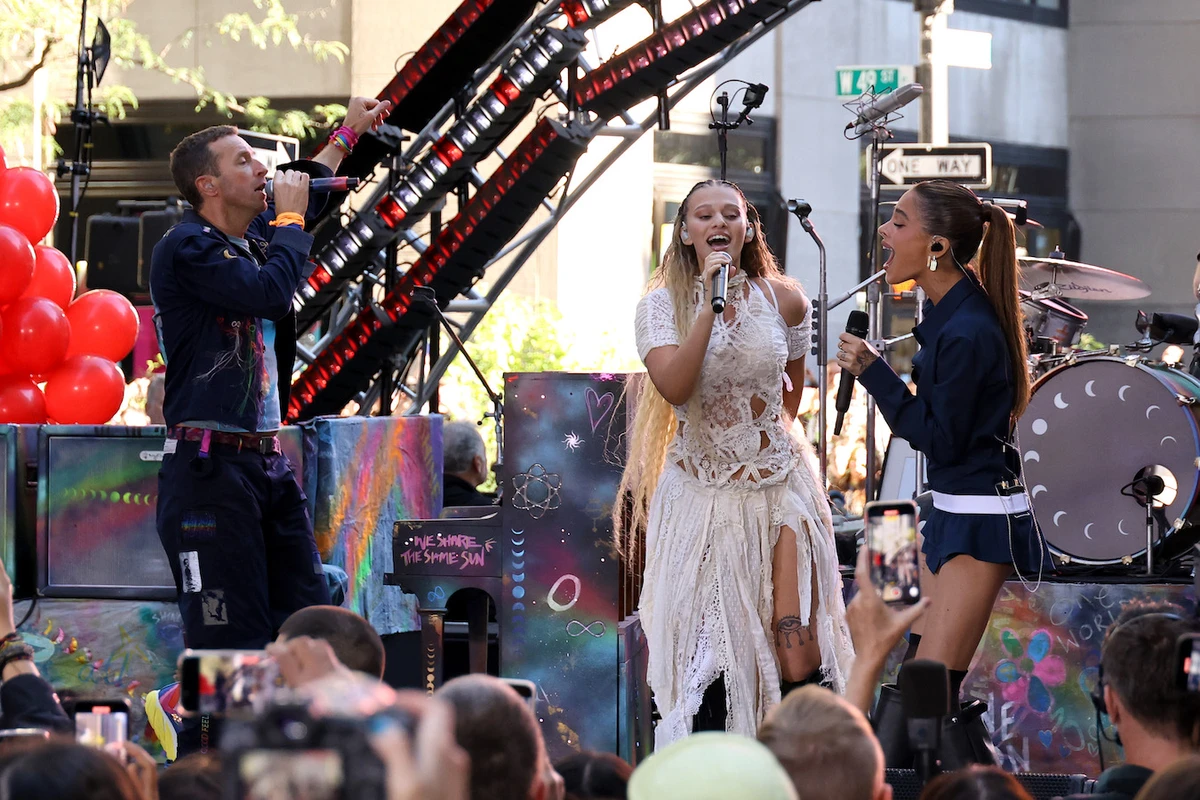 Elyanna performs with Coldplay in New York