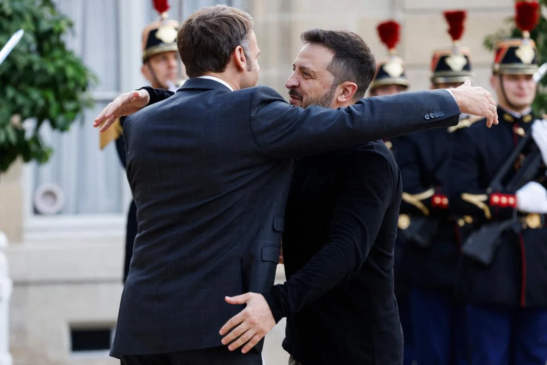 France’s President Emmanuel Macron welcomes his Ukrainian counterpart Volodymyr Zelensky prior to their meeting at the Elysee presidential Palace in Paris on Oct. 10, 2024. (AFP)