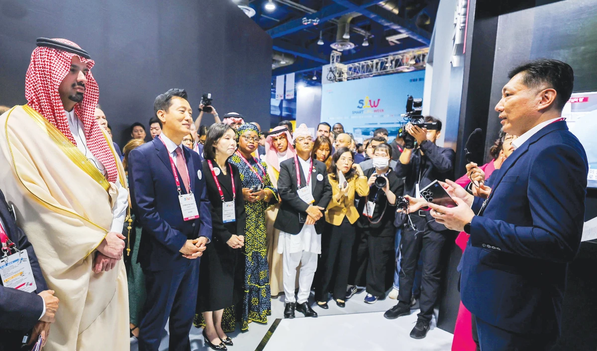 Mayor of Riyadh Prince Faisal bin Abdulaziz bin Ayyaf participated in the Smart Life Week activities held in the Korean capital Seoul. (SPA)