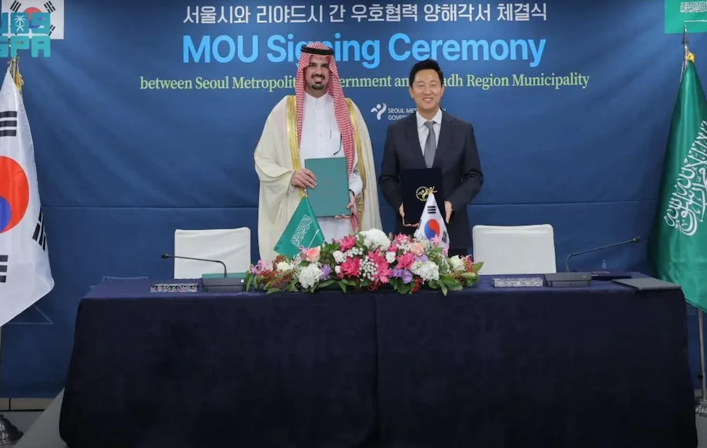 Prince Faisal bin Abdulaziz bin Ayyaf and Oh Se-hoon oversaw the signing ceremony at an event on Friday. (SPA)