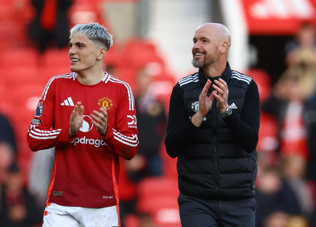 Manchester United’s Alejandro Garnacho and manager Erik ten Hag applaud fans after their match against Brentford at Old Trafford, on Oct. 19, 2024. (Reuters)