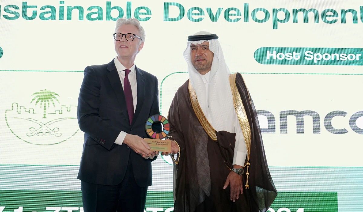 Michael Dyke, CEO of New Murabba, receives the award from Minister of Municipalities and Housing Majed Al-Hogail.