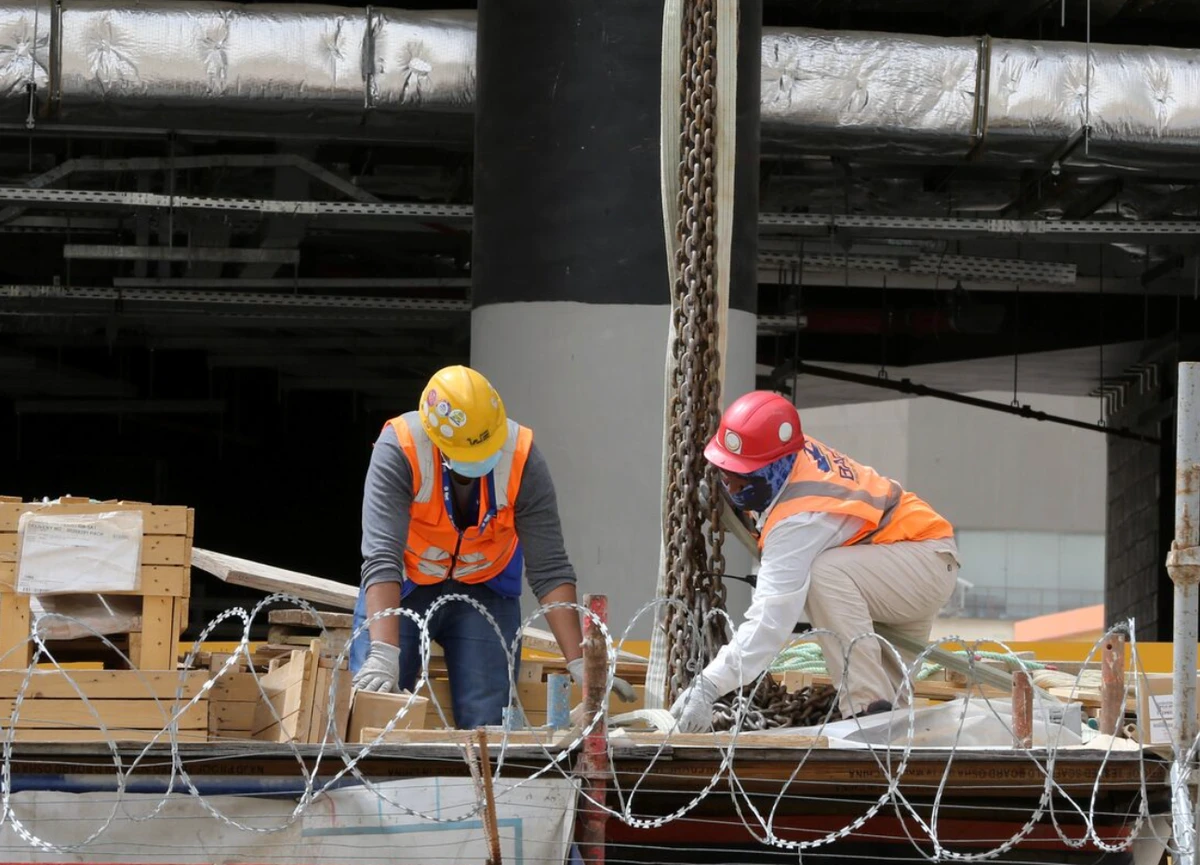 Foreign workers work at a construction site in Riyadh, Saudi Arabia. (File/Reuters)