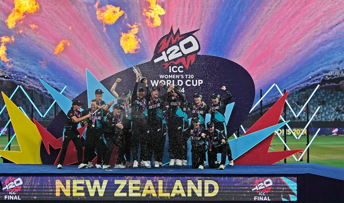 New Zealand's players pose with the trophy after winning the ICC Women's T20 World Cup 2024 final match against South Africa at Dubai International Cricket Stadium, United Arab Emirates, on October 20, 2024. (AP)
