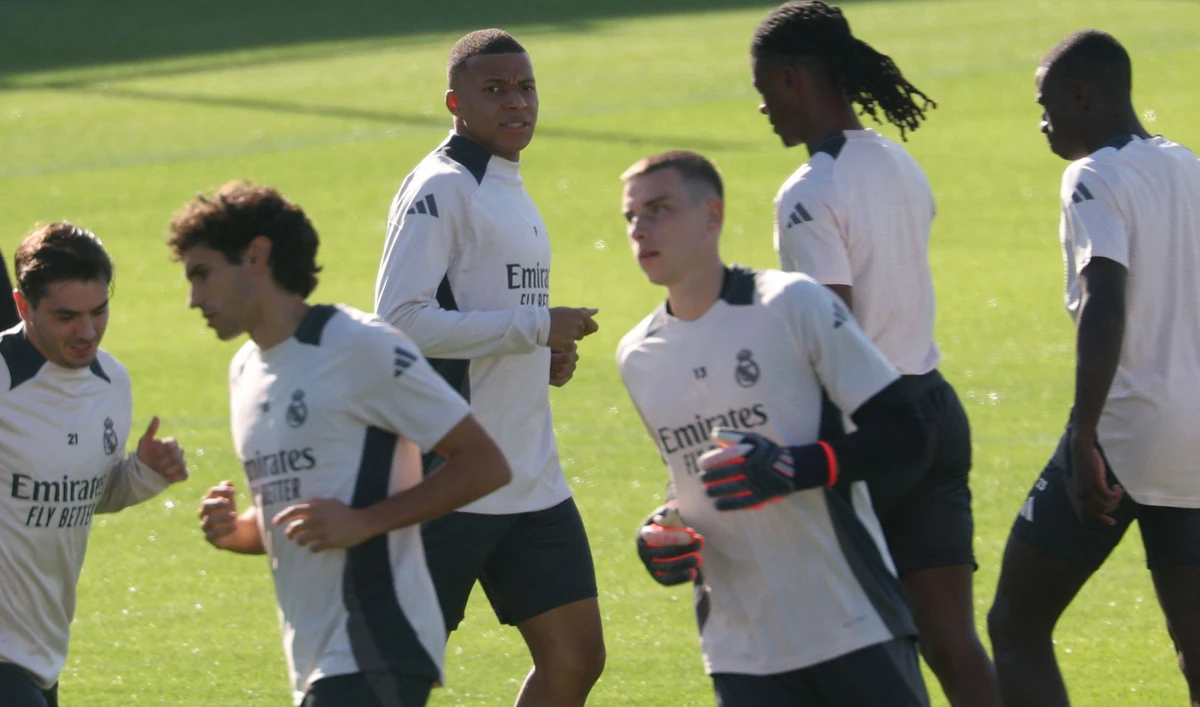 Real Madrid's French forward #09 Kylian Mbappe (C,L) attends a training session at the Valdebebas training ground in Madrid on Oct. 21, 2024 on the eve of the UEFA Champions League, league phase day 3 match between Real Madrid and Borussia Dortmund. (AFP)