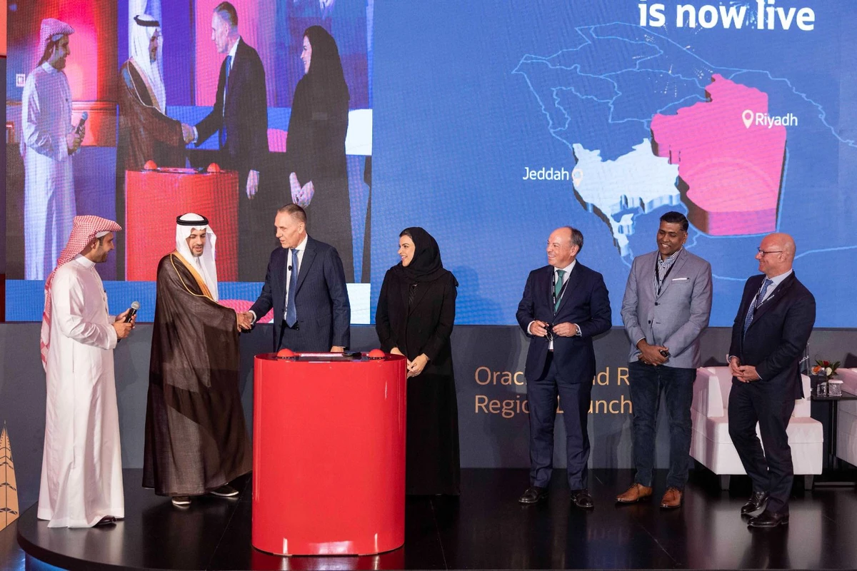 Saudi Arabia’s Vice Minister at the Ministry of Communications and Information Technology Haytham Al-Ohali shaking hands with Oracle’s Executive Vice President, Technology, Europe, Middle East, and Africa, Richard Smith. AN Photo