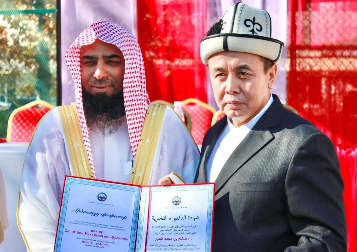 Sheikh Dr. Salah bin Mohammed Al-Budair, imam of the Prophet’s Mosque in Madinah, receiving the recognition from, university president and Council of Scholars member Abdulshakur bin Islam Narmatov. (SPA)