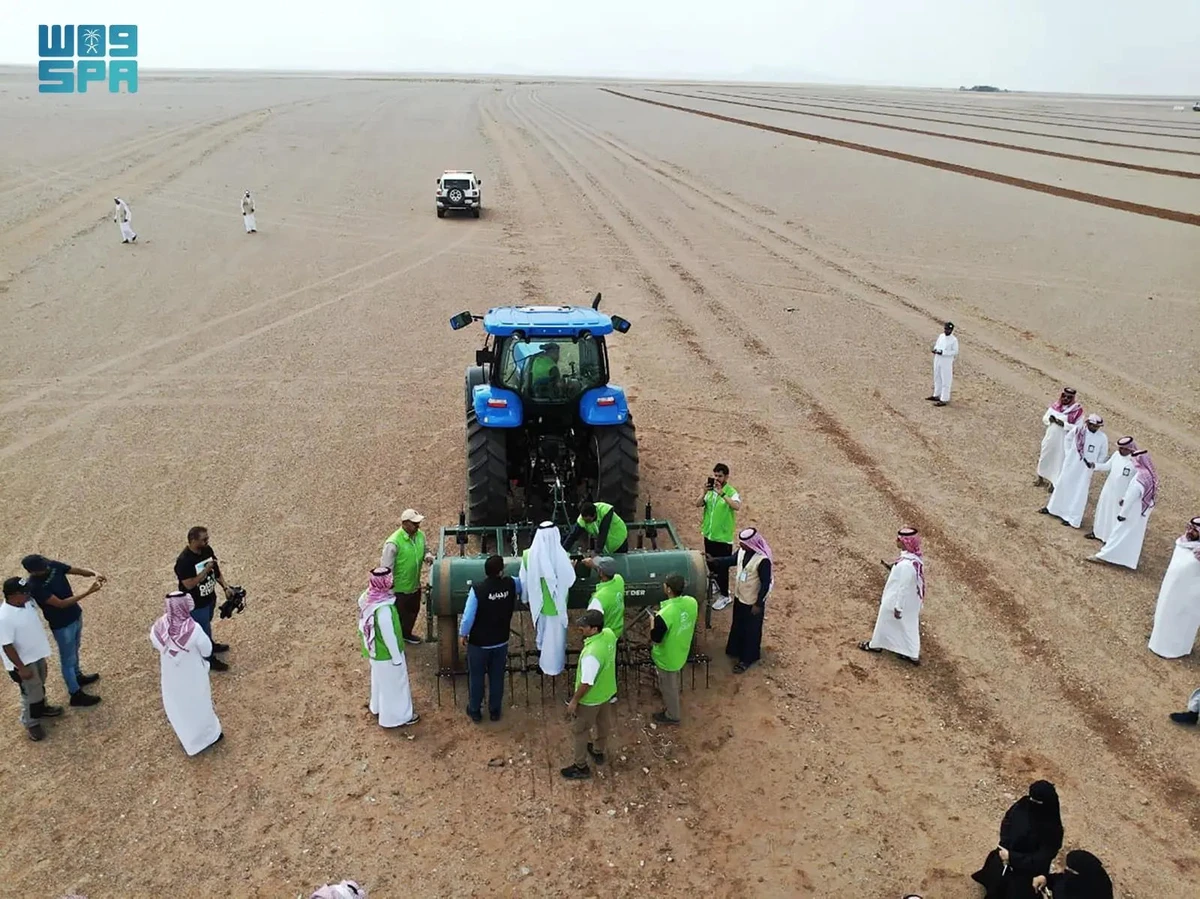 Officials and representatives of government entities and associations along with locals participate in the greening activity at the King Abdulaziz Protected Pasture in Al Hanakiyah governorate. (SPA photo)