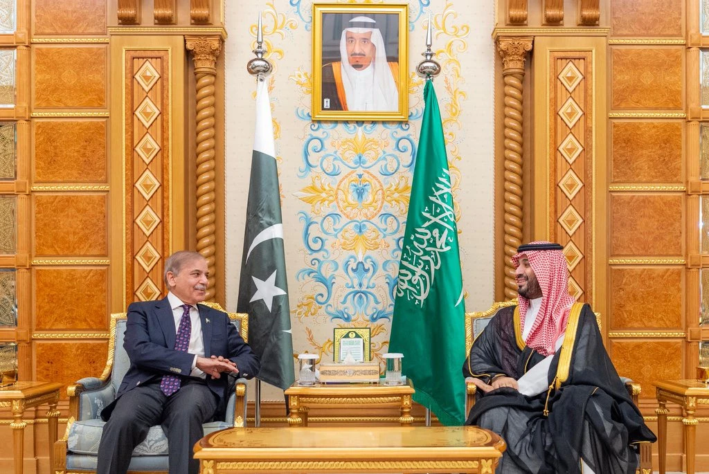 Saudi Crown Prince Mohammed bin Salman met with Prime Minister Shehbaz Sharif of Pakistan on Tuesday. (SPA)