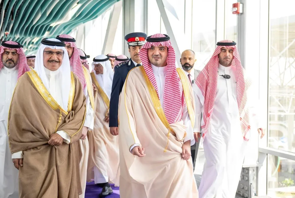 Saudi and Bahraini interior ministers inspect upgrades on King Fahd Causeway