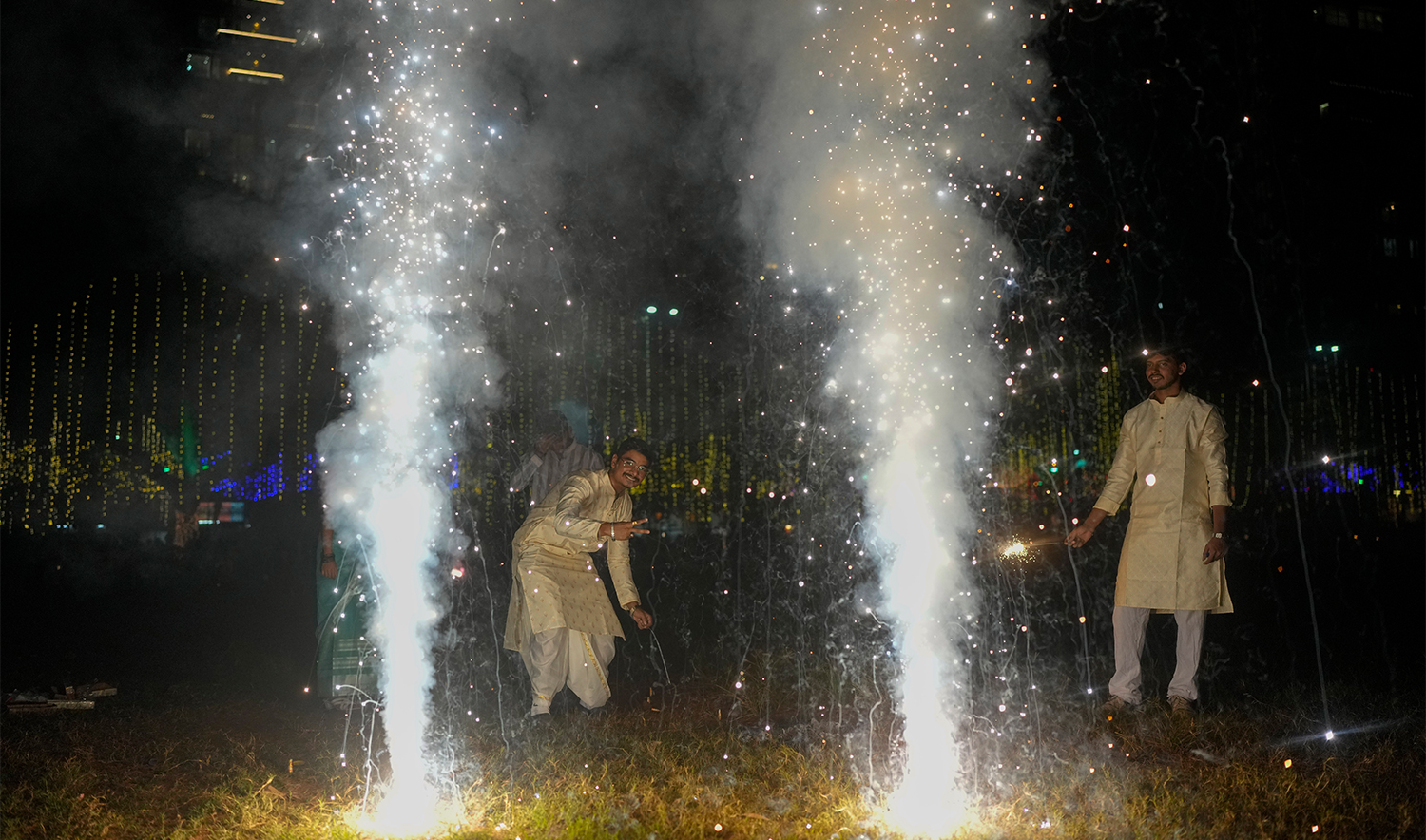 India’s capital chokes in smog after firework ban flouted