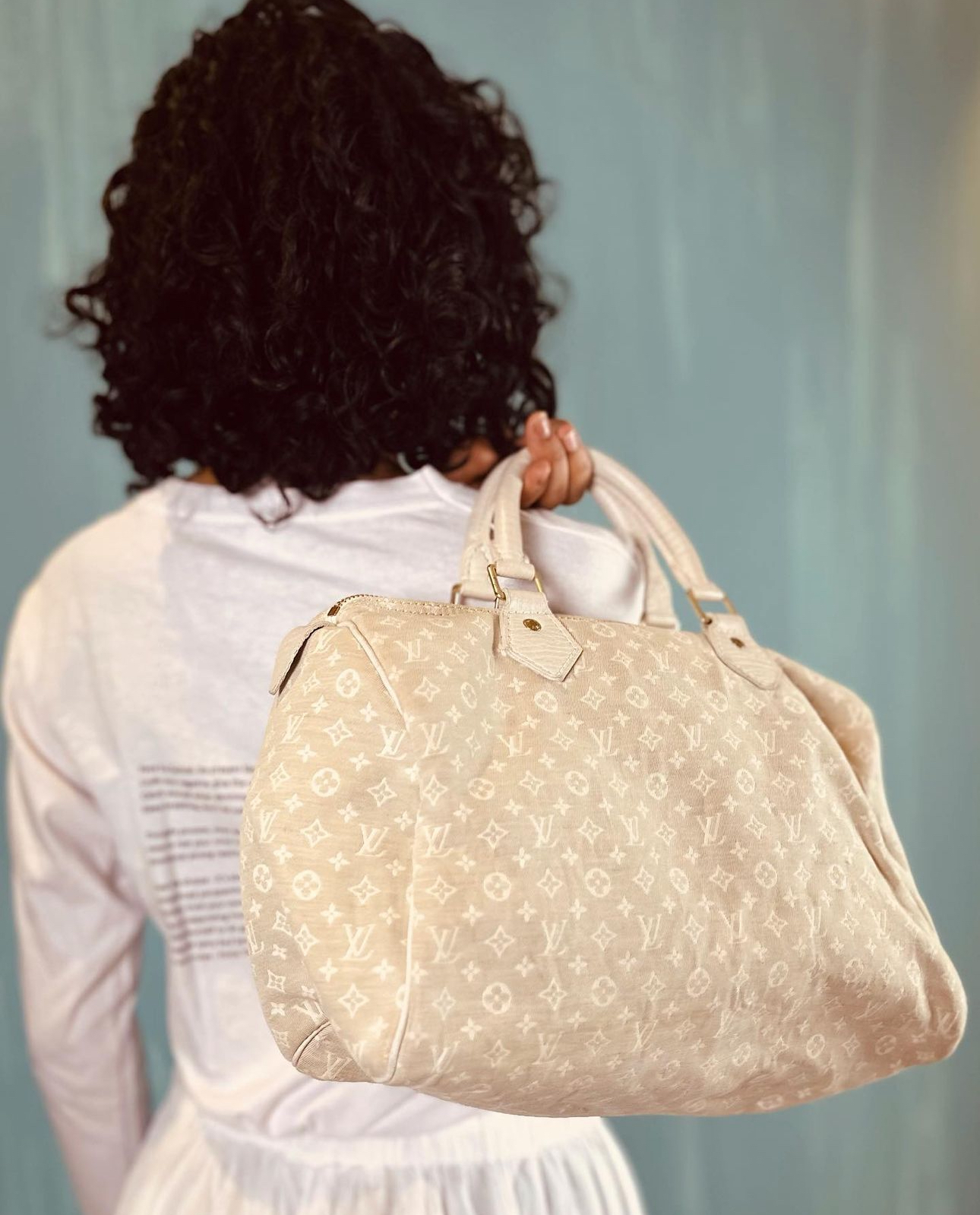 While thrift stores globally offer a budget-friendly alternative to fast fashion, in Saudi Arabia, this trend comes with a twist: Items, though pre-loved, can be surprisingly expensive. (@darah.thrift)
