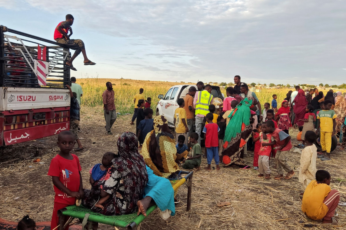 Sudanese people fleeing the al-Jazira state settle at an area near the eastern city of Gedaref on Nov. 2, 2024. At least 124 people have been killed and dozens wounded in the fighting in the eastern al-Jazira state over the past 10 days, according to the United Nations. (AFP)