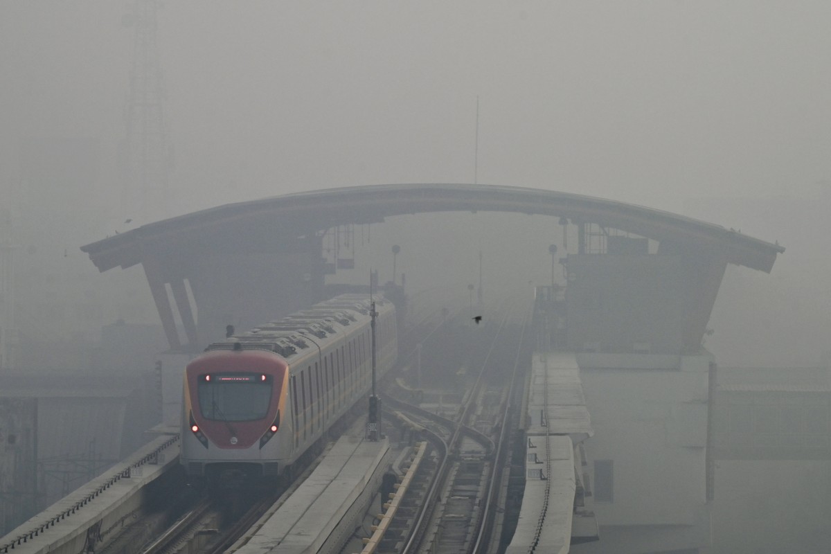 Air pollution in Pakistan's second biggest city Lahore soared on November 2, with an official calling it a record high for the smog-choked mega city. (AFP)