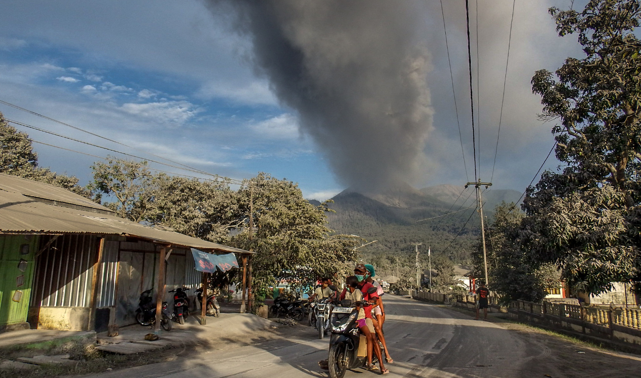 Villagers flee during an eruption of Mount Lewotobi Laki-Laki, a day after the previous eruption, in Boru Village, East Nusa Tenggara, on Tuesday. (AFP)