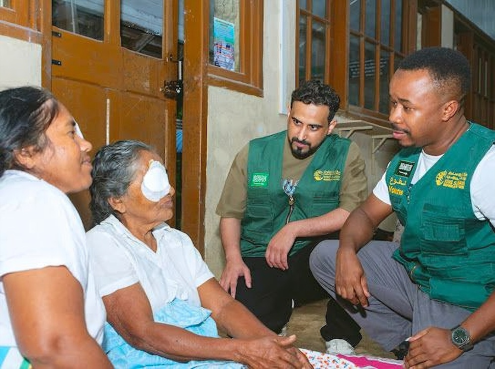 Volunteers with Saudi Arabia’s aid agency KSrelief examine eye patients in Kattankudy, Sri Lanka, on Nov. 5, 2024. (Saudi Embassy in Colombo)