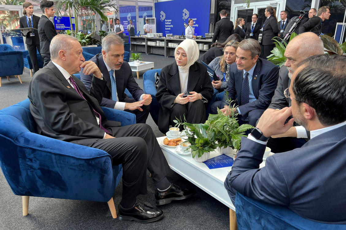 Turkish President Recep Tayyip Erdogan, Turkish Foreign Minister Hakan Fidan, Greek Prime Minister Kyriakos Mitsotakis, Albania's Prime Minister Edi Rama and Cyprus' President Nikos Christodoulides talk during the European Political Community Summit at the Puskas Arena, in Budapest, Hungary. (File/Reuters)
