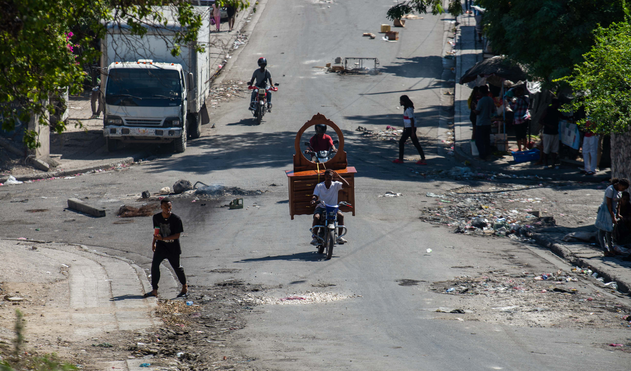 People flee their neighborhood after armed gangs terrorized the Delmas 24 and Solino areas in Port-au-Prince on October 26, 2024. (AFP/File)
