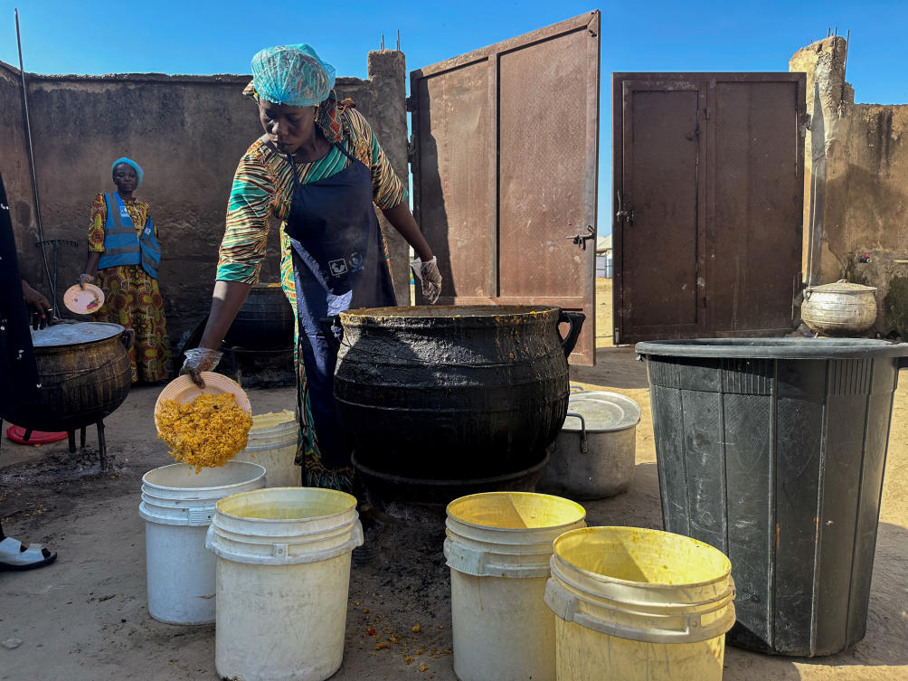 Workers prepare food to be distributed to people displaced by the floods at Gubio IDP camp in Maiduguri, Nigeria October 28, 2024. (Reuters)