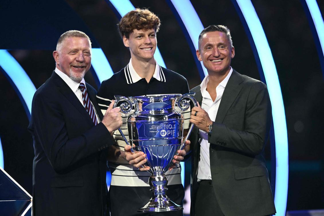 Italy’s Jannik Sinner poses with the ATP year-end No.1 trophy along with former tennis players Boris Becker and ATP’s President Andrea Gaudenzi, during the ATP Finals tennis tournament in Turin on Nov. 11, 2024. (AFP)