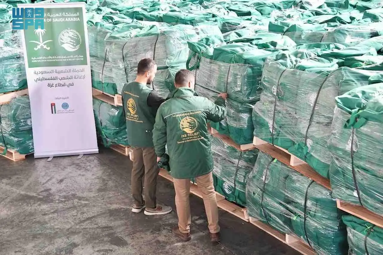 The Saudi aid agency deployed a convoy of 30 trucks loaded with 10,560 shelter bags filled with essential supplies allocated for the Palestinian people. (SPA)