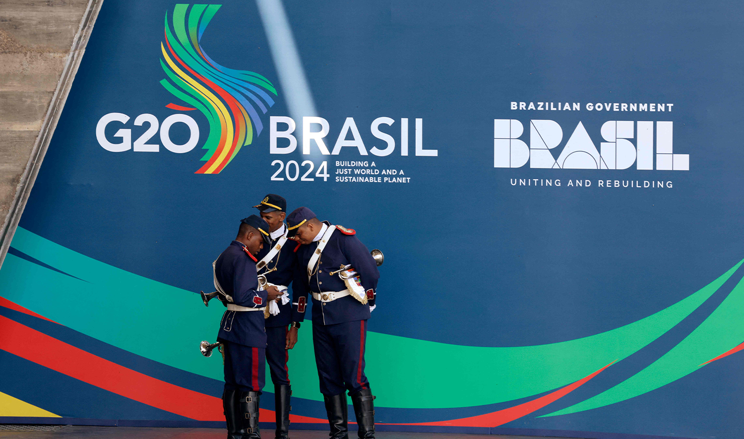 Members of the honor guard check a phone before the arrival of delegates on the first day of the G20 Summit in Rio de Janeiro on November 18, 2024. (AFP)