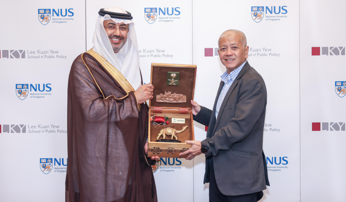 Saudi delegation led by Abdulrazzaq Al-Aujan receives a memento in Singapore. (SPA)