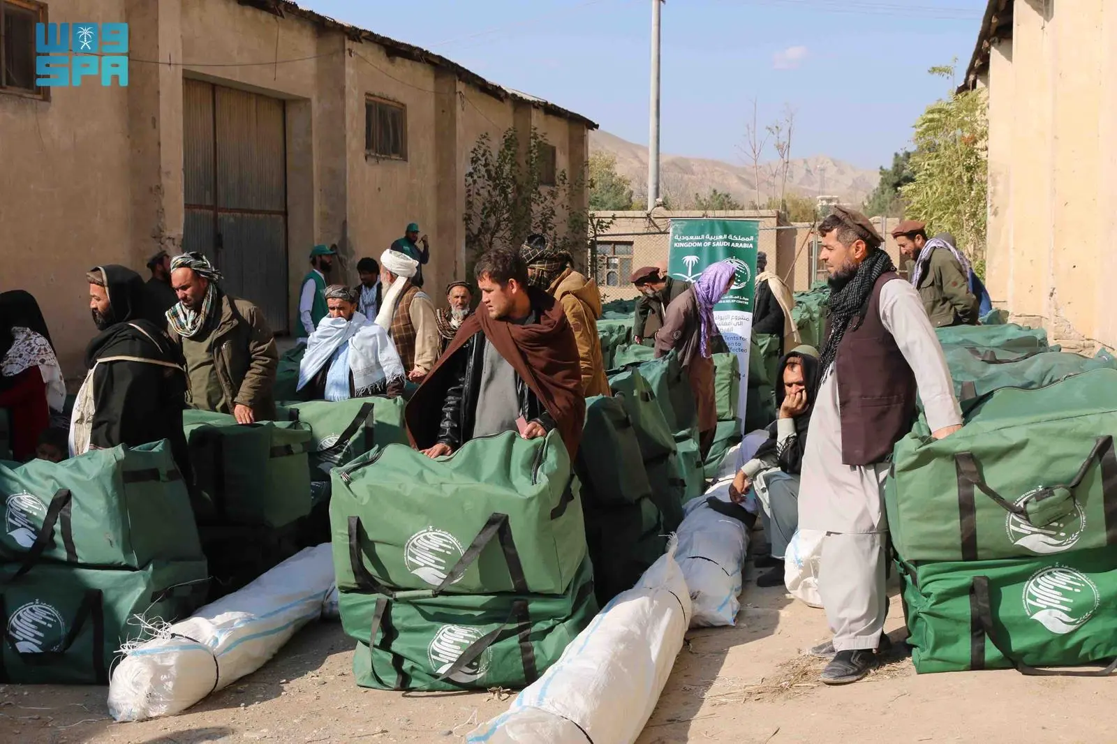 In Afghanistan, 200 shelter kits and 200 tents have been handed out for the benefit of 1,200 individuals. (SPA)