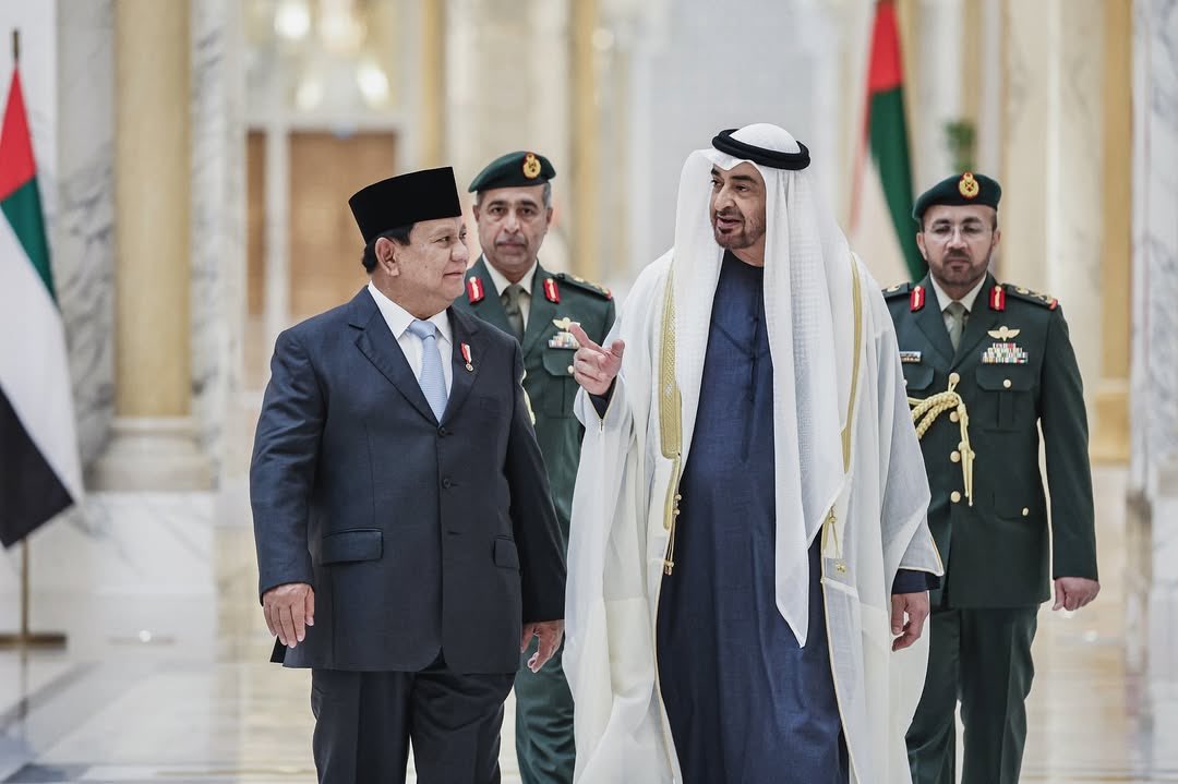 Indonesia's President Prabowo Subianto and UAE President Sheikh Mohamed bin Zayed Al-Nahyan walks together in Qasr Al-Waṭan presidential palace in Abu Dhabi on Nov. 23, 2024. (Presidential Secretariat)