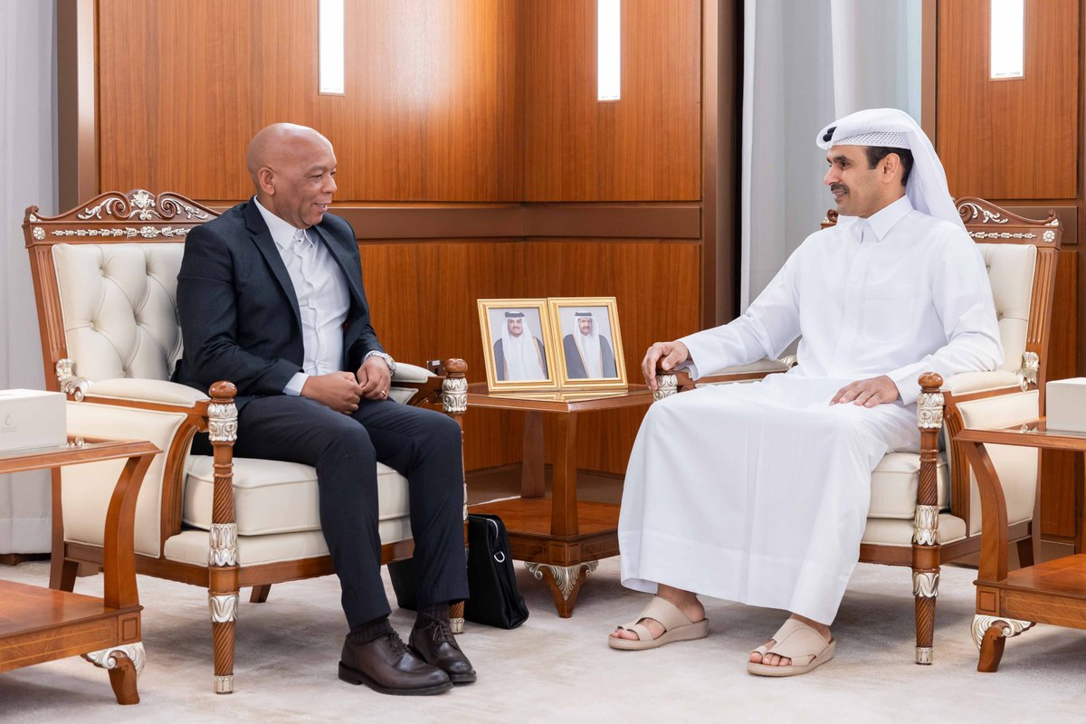 Qatar's Minister of State for Energy Affairs and CEO of QatarEnergy, Saad Sherida Al-Kaabi, meets with South Africa's Minister of Electricity and Energy, Kgosientsho David Ramokgopa. Supplied.
