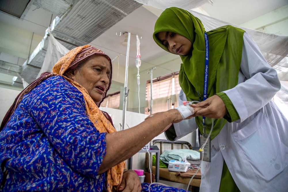 A Bangladeshi nurse tends to a dengue patient at a government hospital in Dhaka on Nov. 4, 2024. (AFP)
