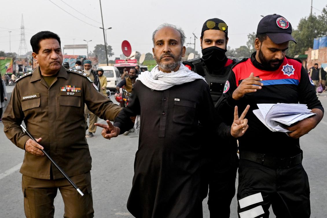 Thousands of Imran Khan supporters defy tear gas, lockdown and arrest to head to Pakistani capital
