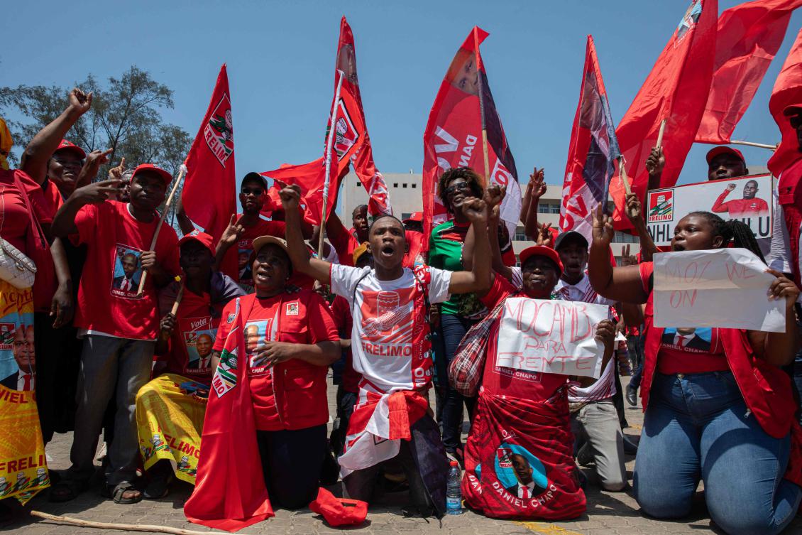 Supporters of the ruling Frelimo party wave flags and chant slogans as they gather to celebrate their electoral victory on Nov. 23, 2024. (AFP)