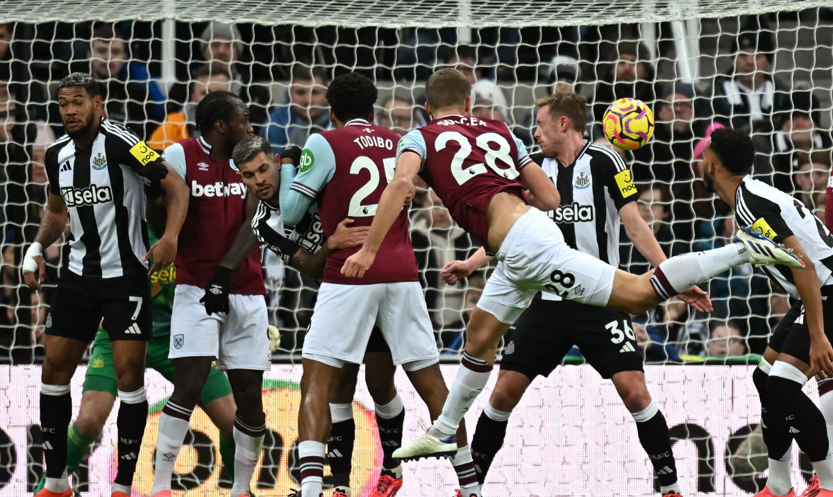 West Ham United's Czech midfielder #28 Tomas Soucek (C) heads home the opening goal of the English Premier League football match between Newcastle United and West Ham United at St James' Park in Newcastle-upon-Tyne, north east England on November 25, 2024. (AFP)