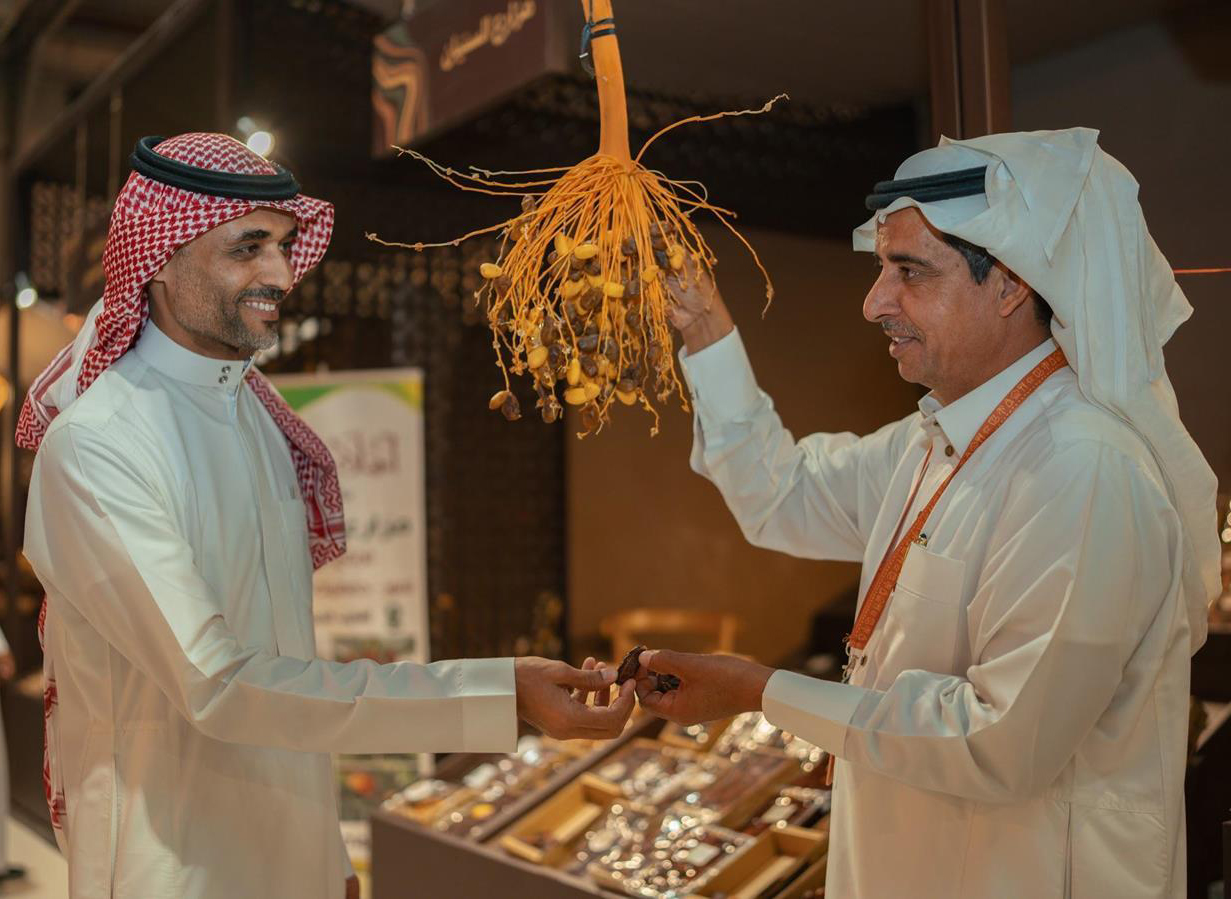 The exhibition features a museum that takes visitors on a journey through the history of palm trees and dates over the past 1,000 years. (SPA)