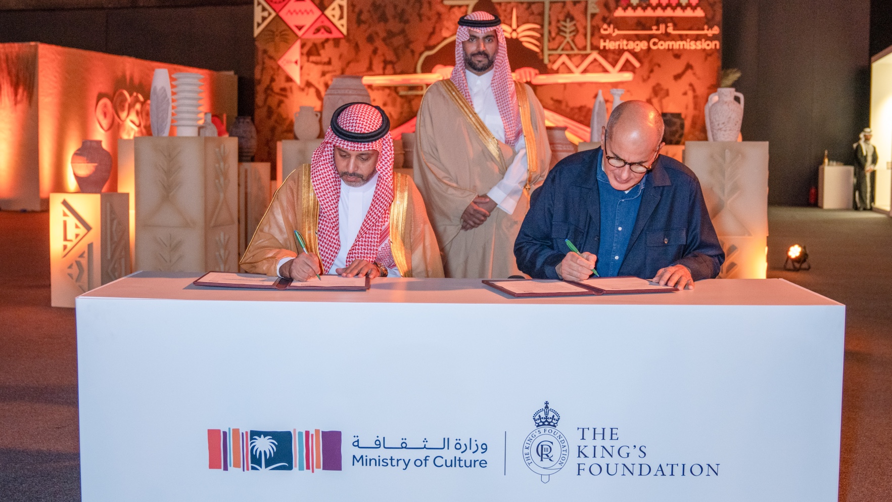 Khaled Omar Azzam, director of the traditional arts school at The King’s Foundation, and Hamed Fayez, Saudi deputy minister of culture, sign the agreement. (MoC)