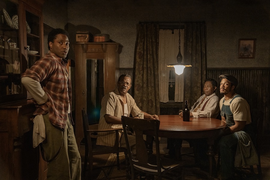(L to R) John David Washington, Samuel L. Jackson, Michael Potts and Ray Fisher in The Piano Lesson. (Netflix)