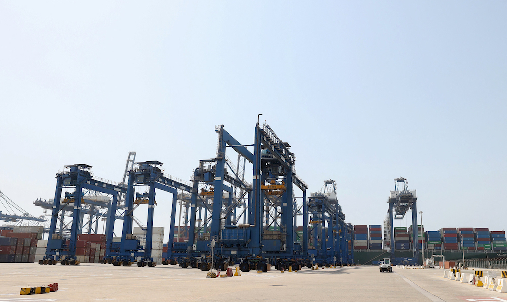 Saudi Arabia’s non-oil exports increased by 22.8 percent year on year in September, reaching SR25.95 billion. Above, the Jeddah Islamic seaport. (AFP file photo)