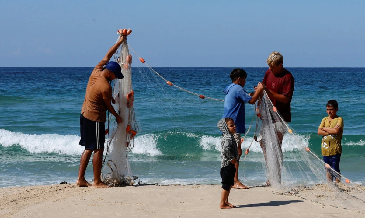 Palestinian fishermen work, during the ongoing conflict between Israel and Hamas, along the coast of Khan Younis, in the southern Gaza Strip, November 1, 2024. (Reuters)