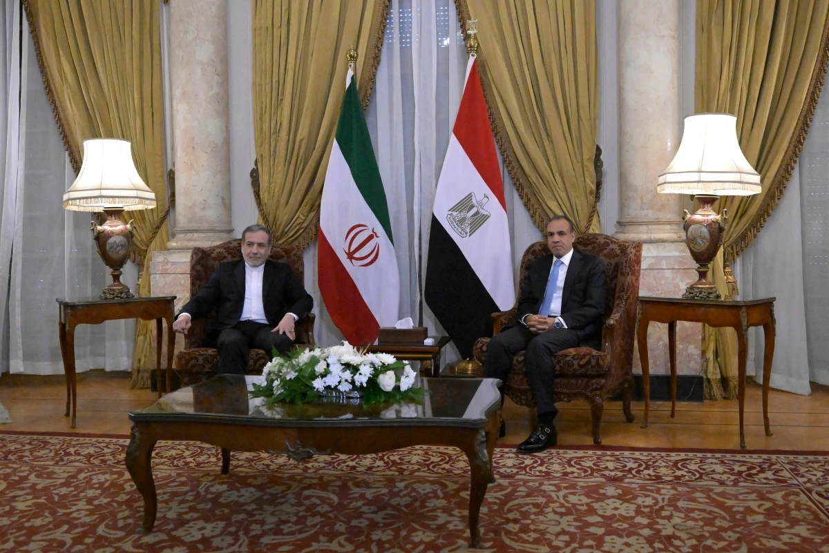 Egypt's Foreign Minister Badr Abdelatty (R) meets with his counterpart from Iran Abbas Araghchi in Cairo on October 17, 2024. (AFP)