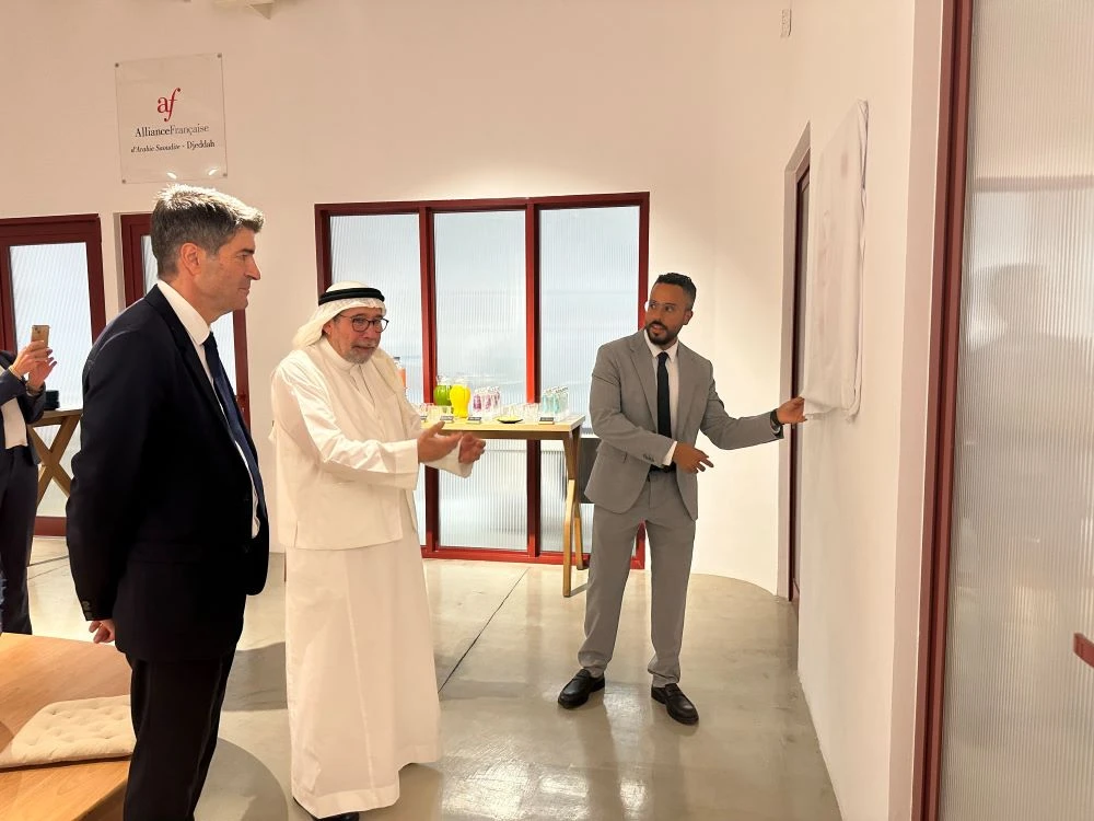 Patrick Maisonnave, the French Ambassador to Saudi Arabia, and Zahir Al-Monajed, president of Alliance Française, unveil the commemorative plate marking the inauguration of the center. (AN Photo/Hashim Nadeem)