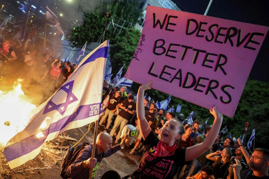 Israeli defense minister officially steps down